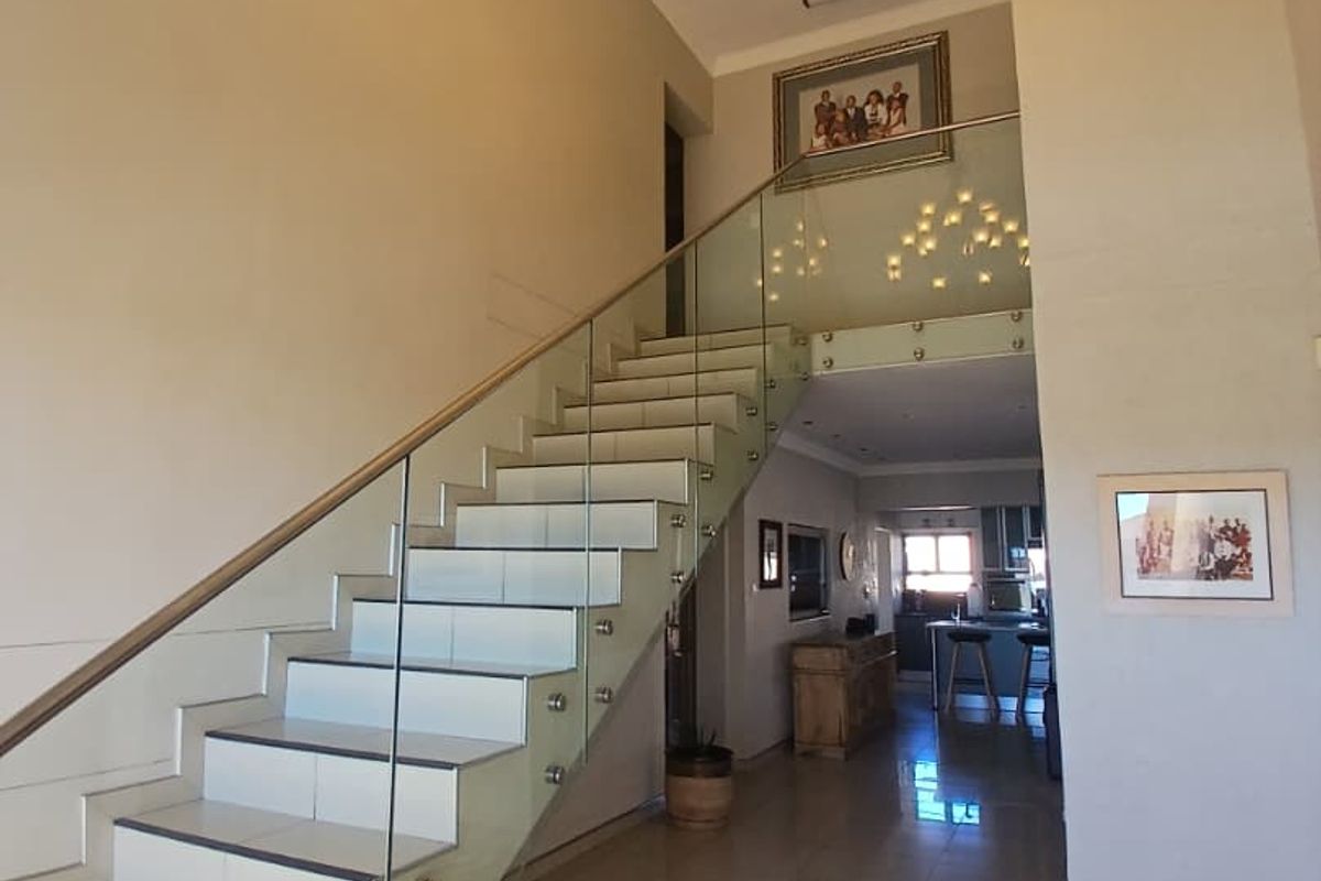4-Bed Family Home - close to Private School - Photo 3