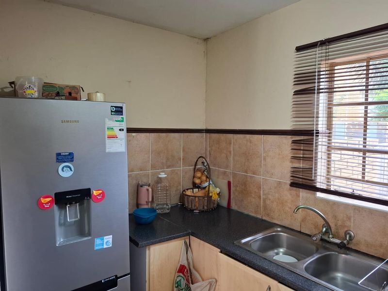 Two bedroom apartment in secure complex - Photo 7