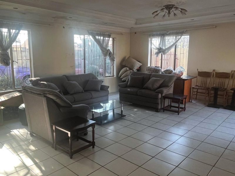 Spacious Family Home with Income-Generating Flatlet & Ample Parking in Prime Location - Photo 10