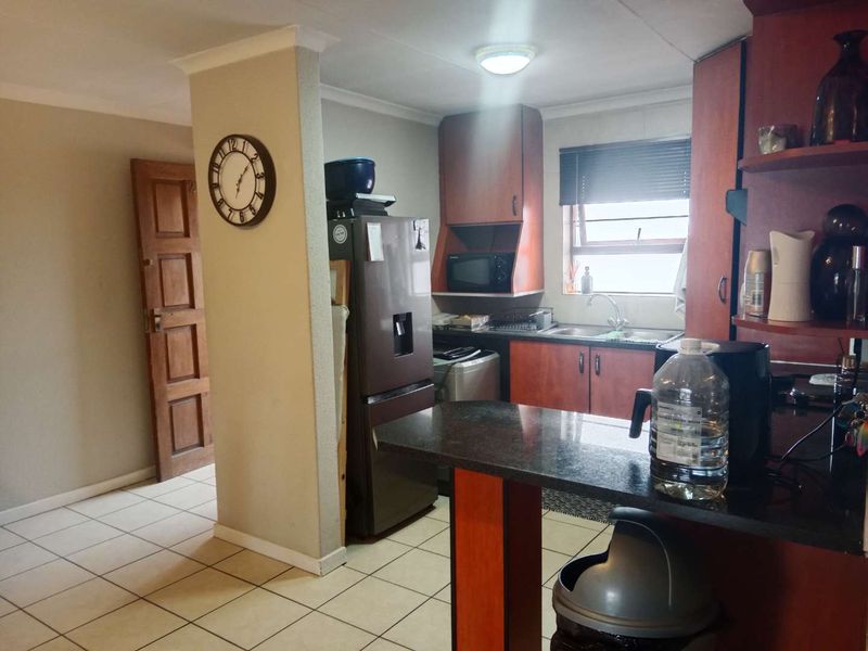 2 Bedroom, 2 Bathroom First-Floor Apartment with Balcony and Built-in Braai To Let - Photo 5