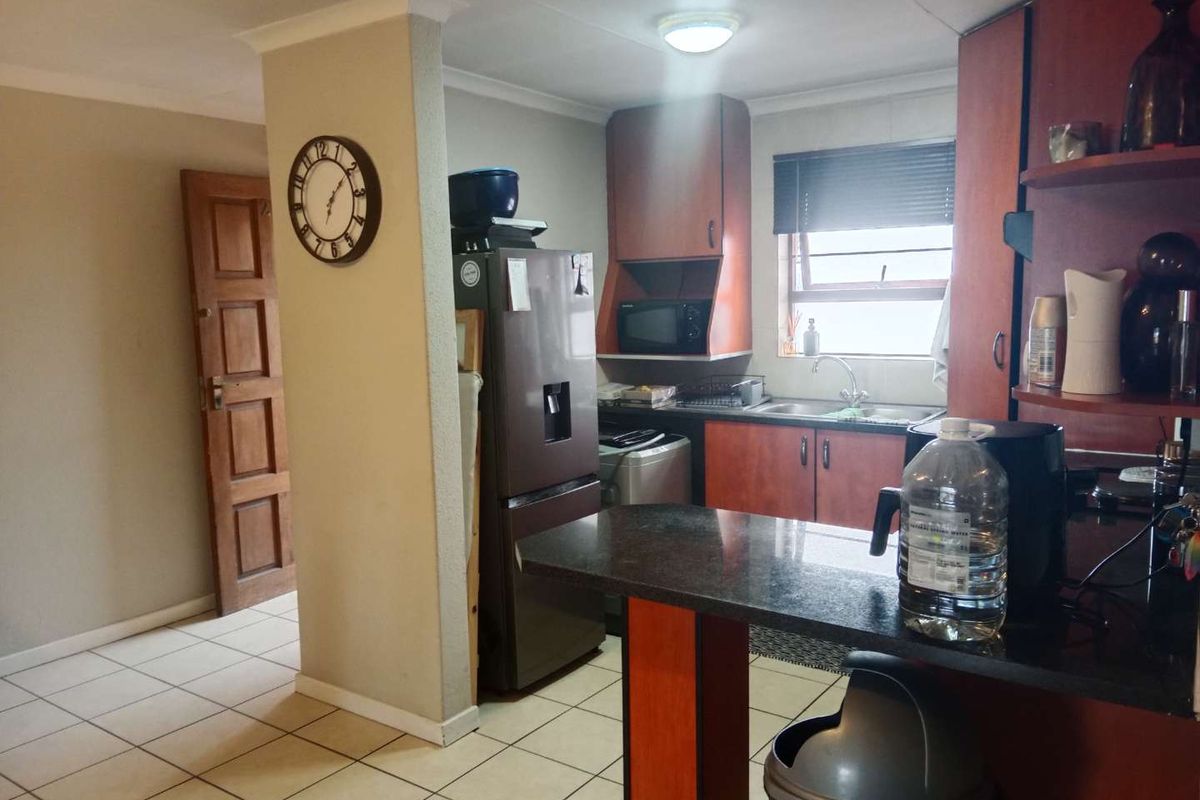2 Bedroom, 2 Bathroom First-Floor Apartment with Balcony and Built-in Braai To Let - Photo 5