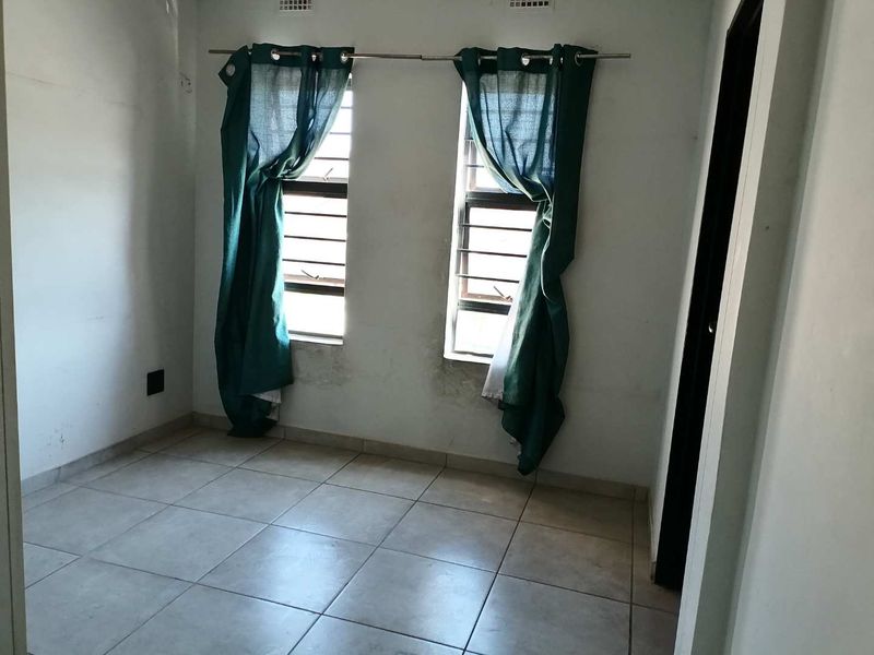 Secure family living in Southills Germiston - Photo 7