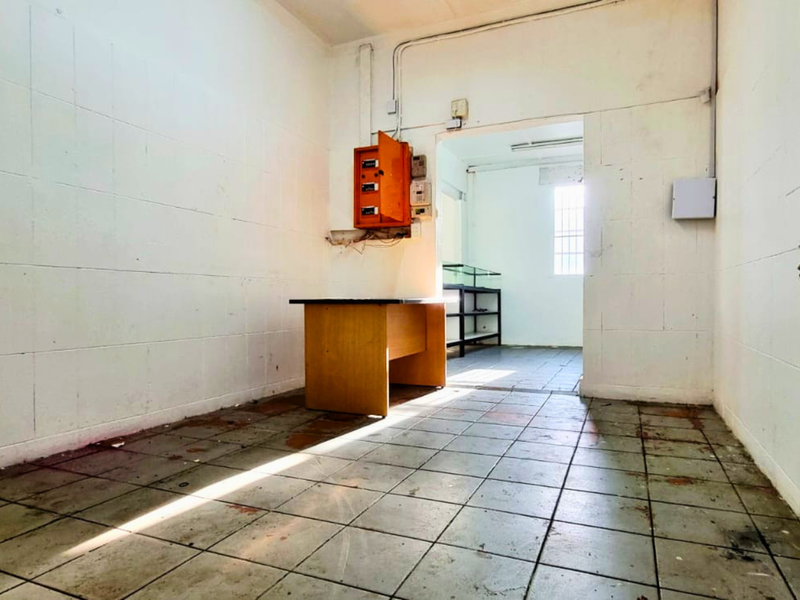 130m2 Road-Facing Commercial Space to Rent - Photo 8