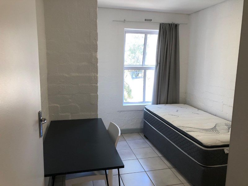 Beautifully renovated and furnished 2 Bed 1 Bath Apartment open plan living area with kitchenette - Photo 10