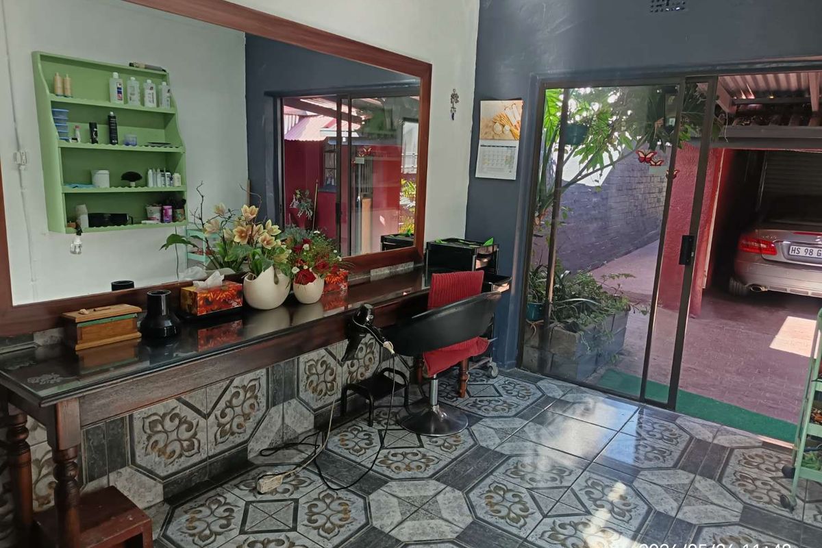 Welcoming Lock up and Go 3 bedroom home with flatlet/Salon For sale! - Photo 4