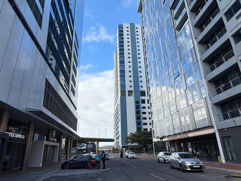 High-Exposure showroom space to let in Foreshore - Photo 3