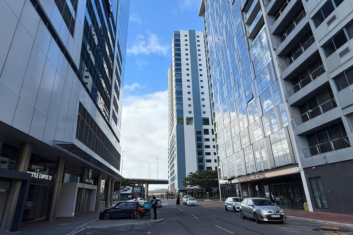 High-Exposure showroom space to let in Foreshore - Photo 3