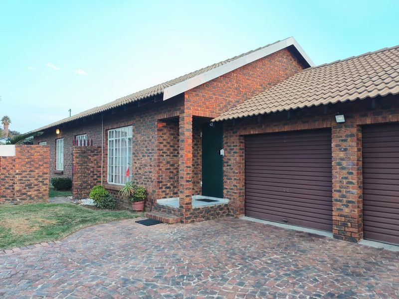 3 bedroom facebrick home in a Great area! - Photo 2