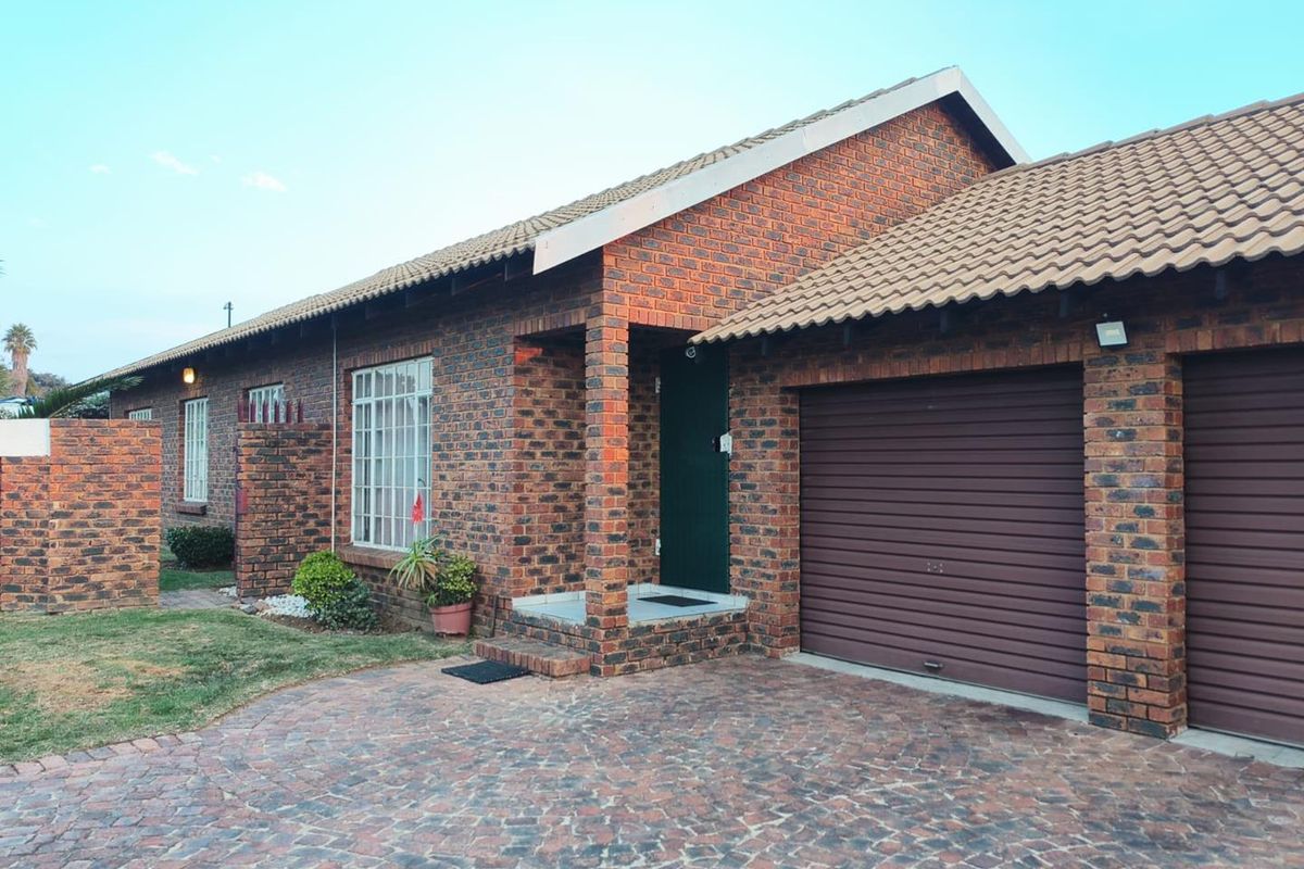 3 bedroom facebrick home in a Great area! - Photo 2