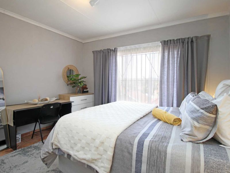 Neat 2-Bedroom Apartment in Complex - Photo 5