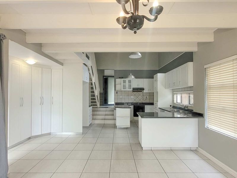 4 Bedroom Home Palm Lakes Estate - Photo 2