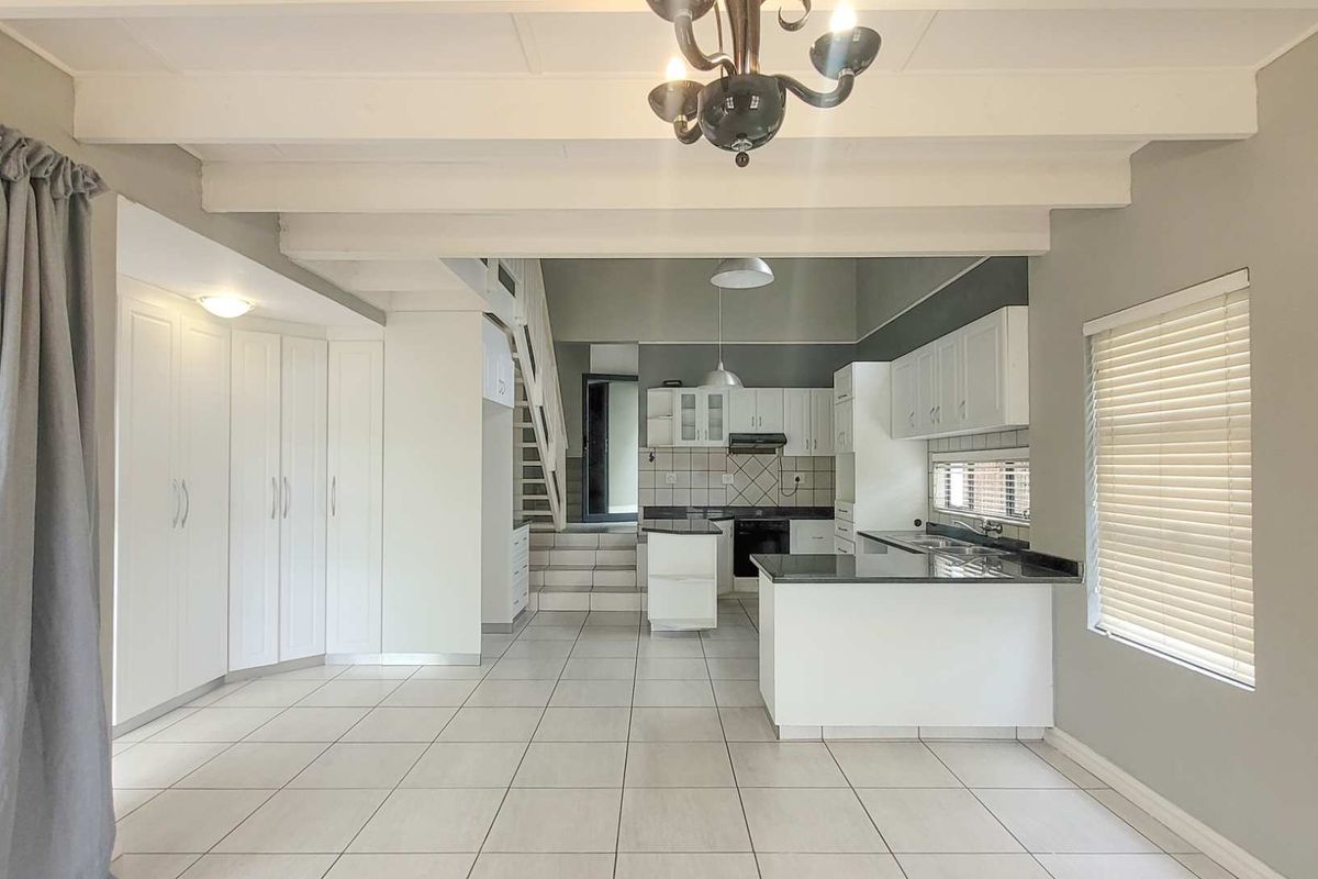 4 Bedroom Home Palm Lakes Estate - Photo 2
