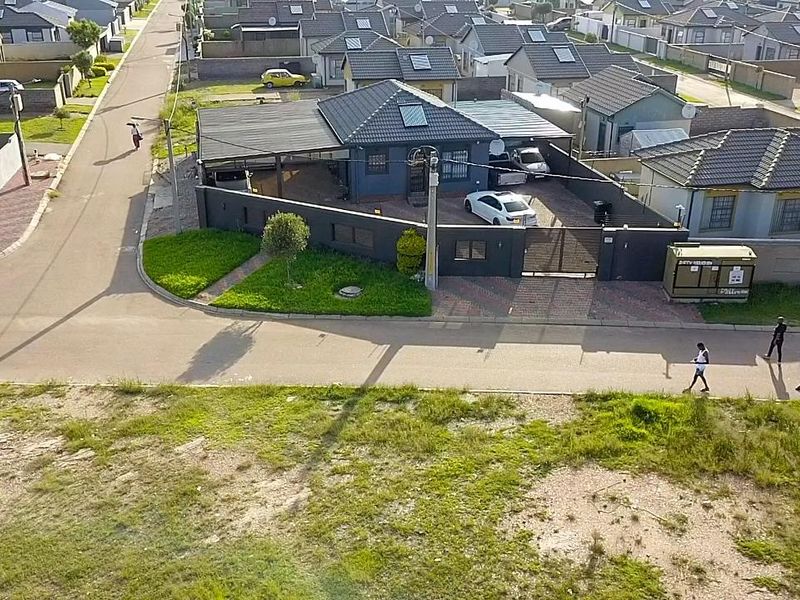 STUNNING HOUSE IN A SECURE ESTATE & PET FRIENDLY! - Photo 3