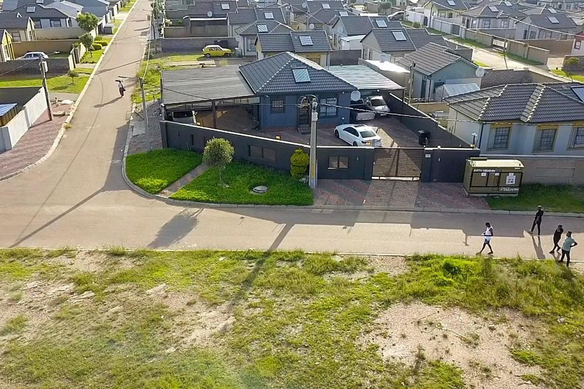 STUNNING HOUSE IN A SECURE ESTATE & PET FRIENDLY! - Photo 3