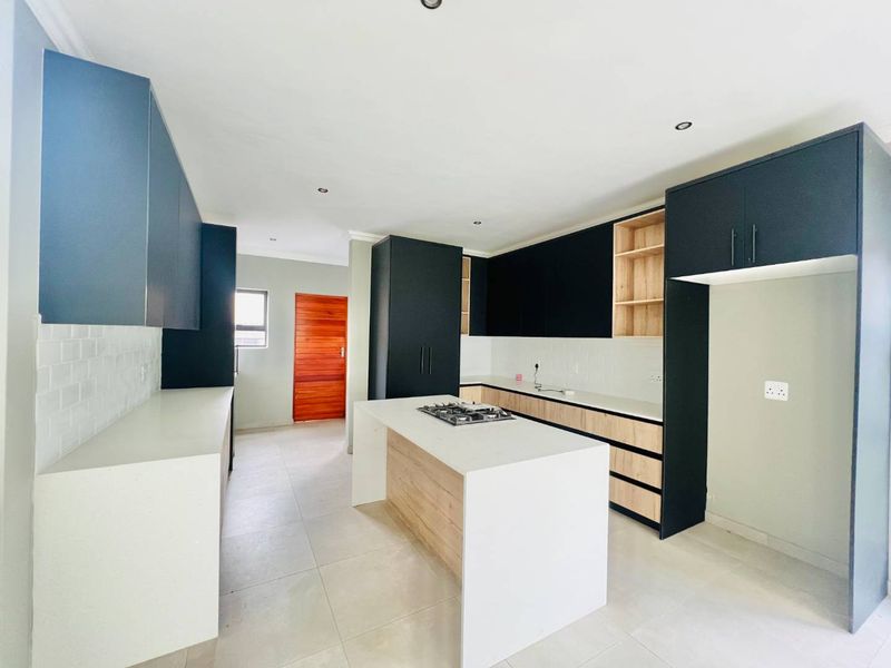 Modern Luxury Living in a prestigious estate - Photo 5