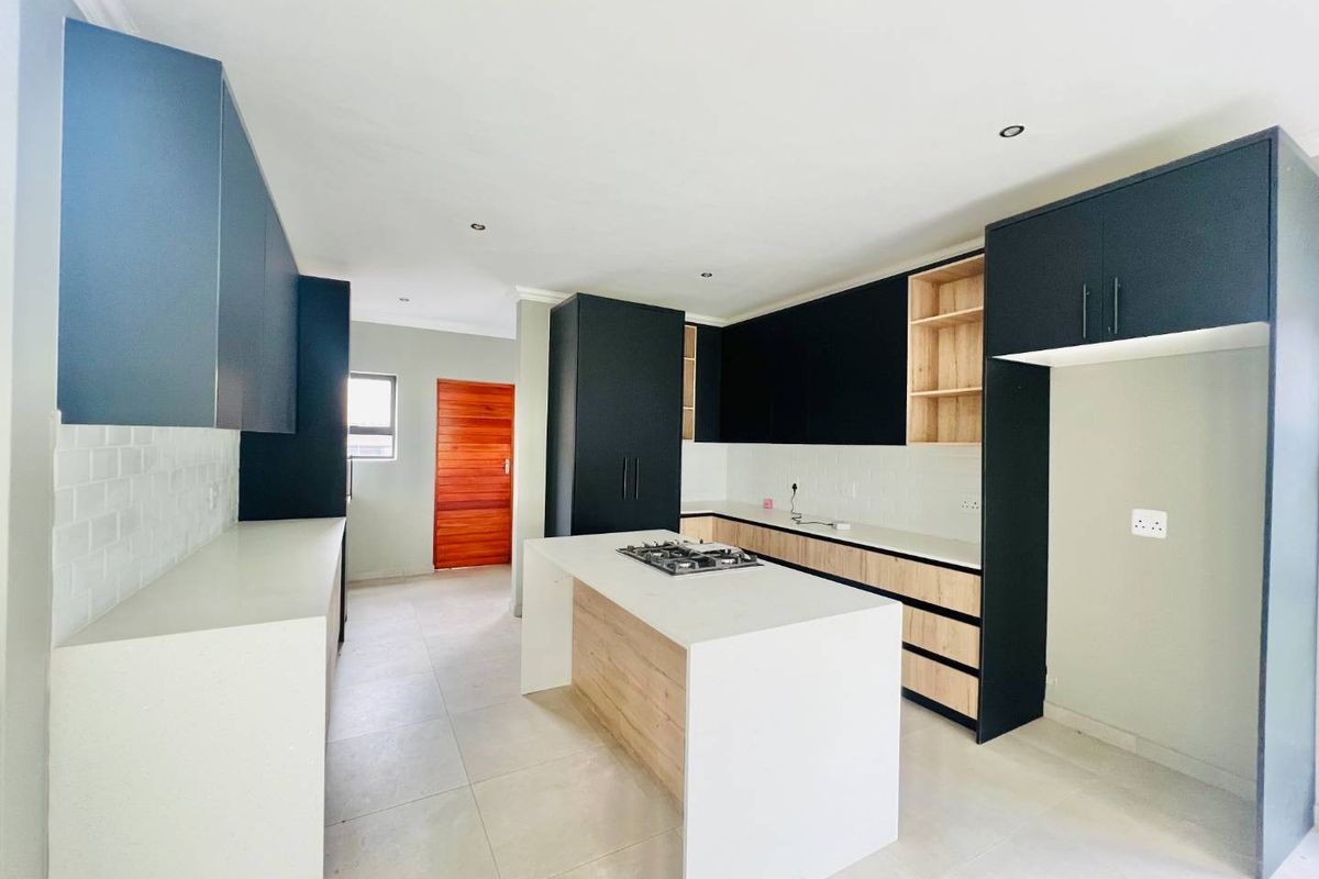 Modern Luxury Living in a prestigious estate - Photo 5