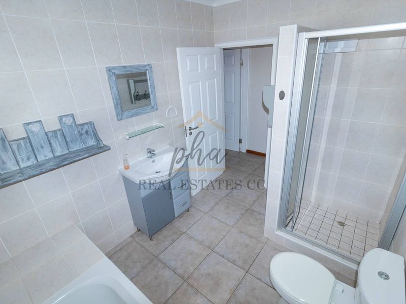 SPACIOUS Home with Flat & 4 Garages - Photo 9