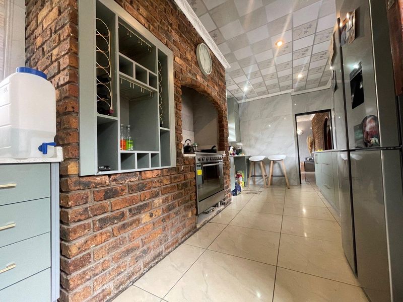 EXCEPTIONAL 5BEDROOM FAMILY HOME WITH 3POTENTIAL INCOME-GENERATING COTTAGES FOR SALE IN SUNWARD PARK - Photo 9