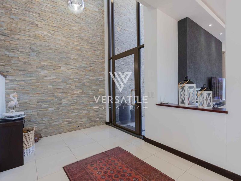 Live in Luxury - Photo 4