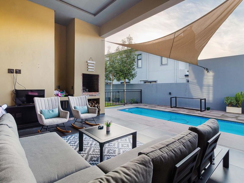 Exceptional Off-the-Grid Luxury Living in Prestigious Sagewood Estate - Photo 5