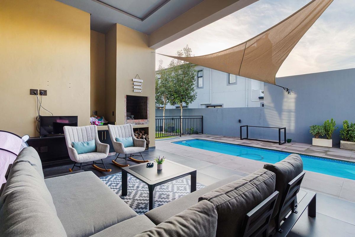 Exceptional Off-the-Grid Luxury Living in Prestigious Sagewood Estate - Photo 5