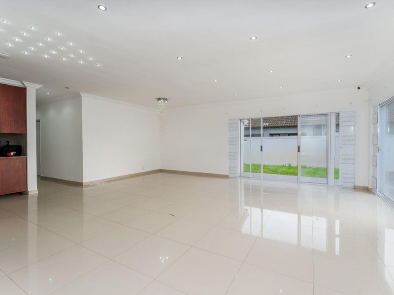 FOR SALE: Stylish 3-Bedroom Home in Desirable Zeekoevlei - Photo 4