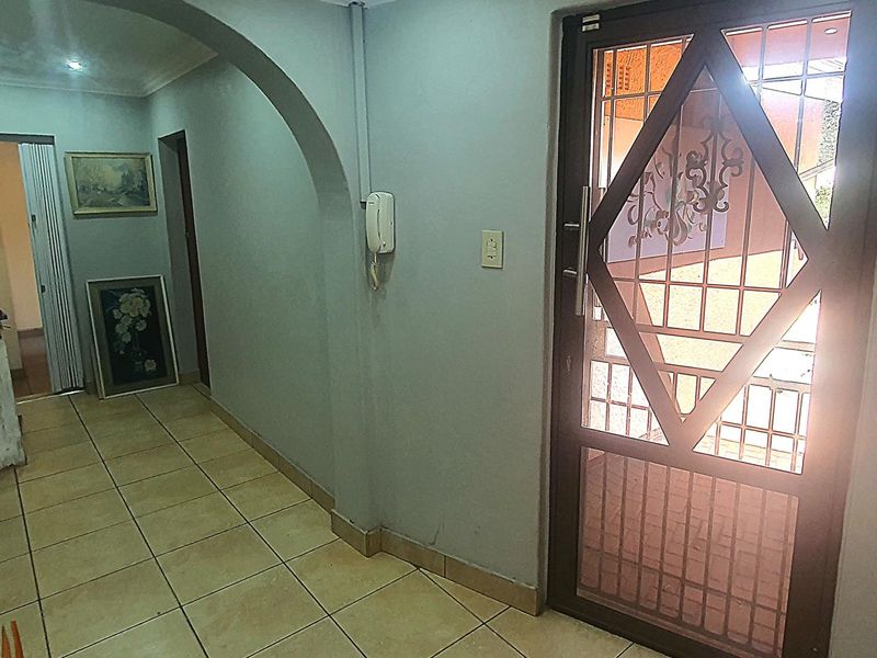 Lovely 5 bedroom family home with a study and entertainment area - Photo 8