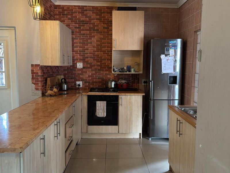 THE REEDS - 6 BEDROOM HOUSE WITH 3 BACHELOR FLATLETS - Photo 6