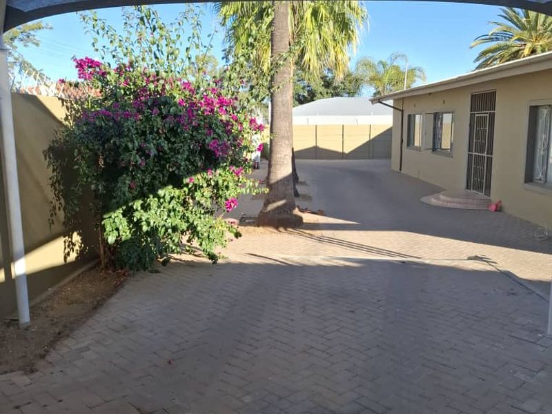 Ample Parking & Prime Location—Perfect for Your Business - Photo 1