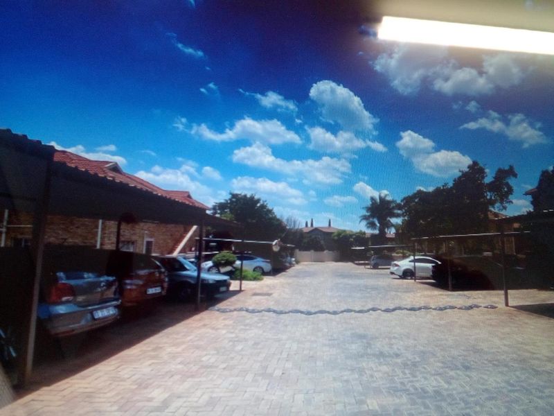 Lovely 2 Bedroom unit - Photo 10