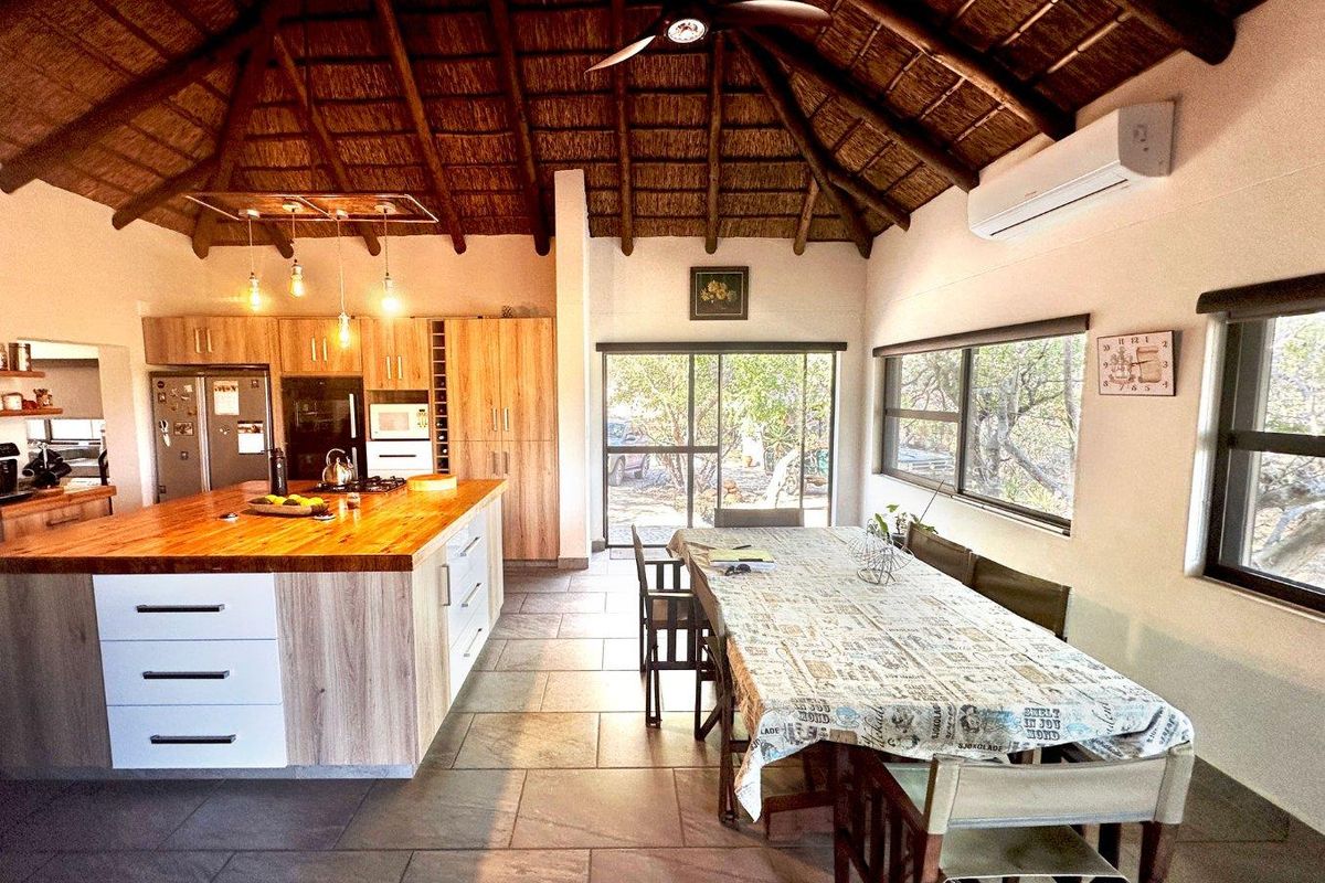 Beautifully Renovated Home with Spacious Patio and Guest Cottage - Photo 4