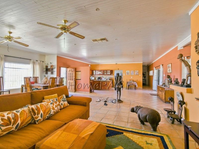 Omaruru:  Very neat 5 Bedr Home is for Sale - Photo 8
