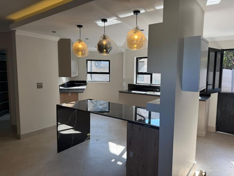 Newly Renovated 5-Bedroom Family Home with Swimming Pool - Photo 3