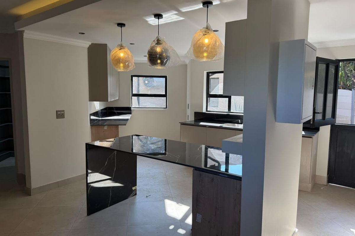 Newly Renovated 5-Bedroom Family Home with Swimming Pool - Photo 3