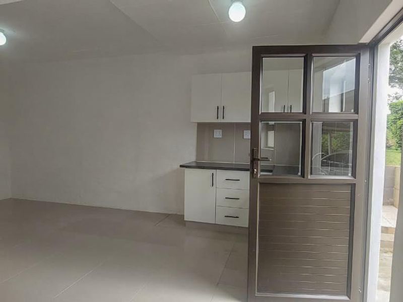 Modern Cottage for Rent: Newly Renovated and Ready for Occupation - Photo 2