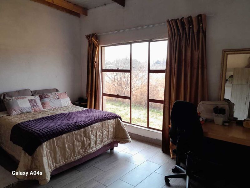 - One full bathroom COUNTRY LIFE | SMALLHOLDING |TWO BOREHOLES | JOJO STORAGE TANK | SOLAR GEYSERS - Photo 4