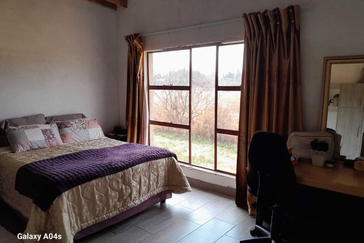 - One full bathroom COUNTRY LIFE | SMALLHOLDING |TWO BOREHOLES | JOJO STORAGE TANK | SOLAR GEYSERS - Photo 4