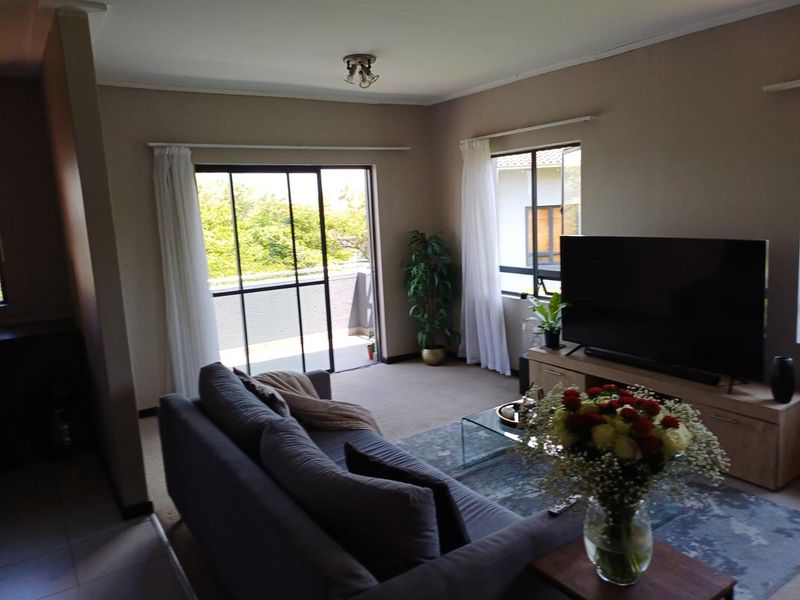 2 Bedroom 2 Bathroom modern 1st floor Apartment for sale in beautiful Golf Estate for R790 000 - Photo 7