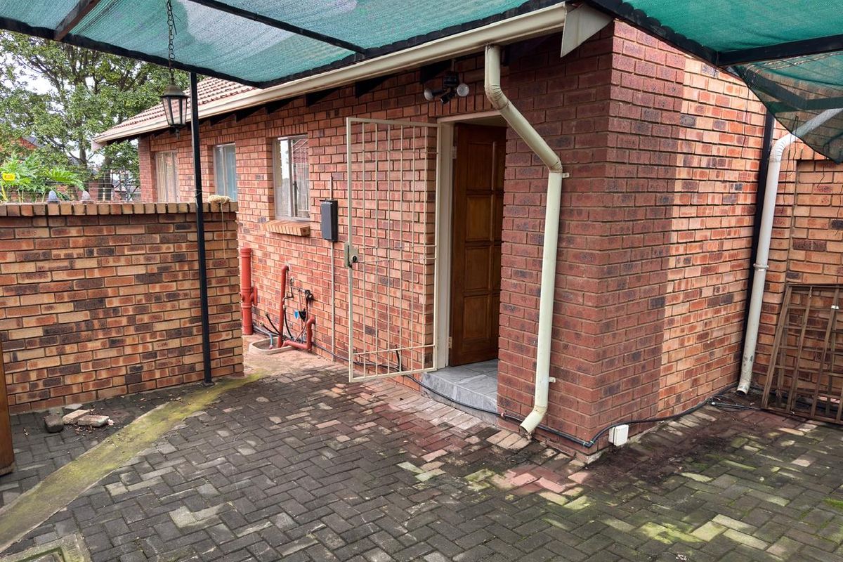 3 Bedroom Townhouse for Sale - Load Shedding Free Zone - Photo 2