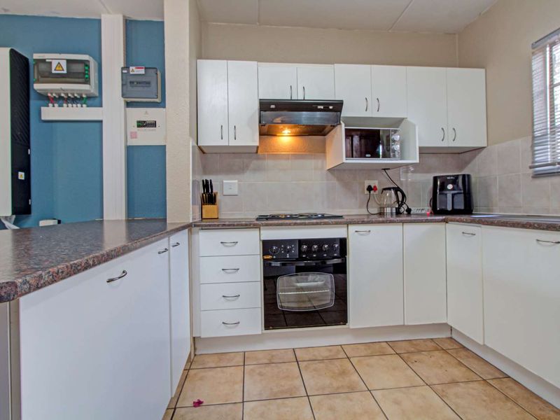 Vibrant Lifestyle: Modern Townhouse with All the Extras! - Photo 3