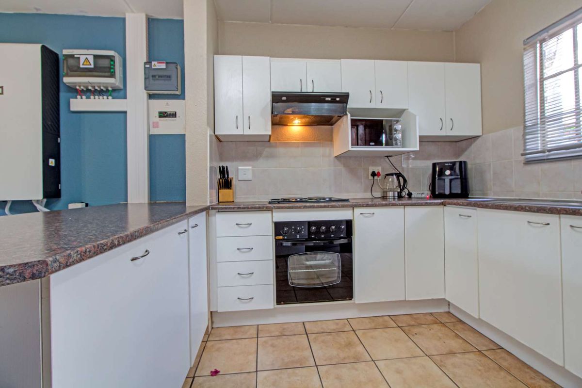 Vibrant Lifestyle: Modern Townhouse with All the Extras! - Photo 3