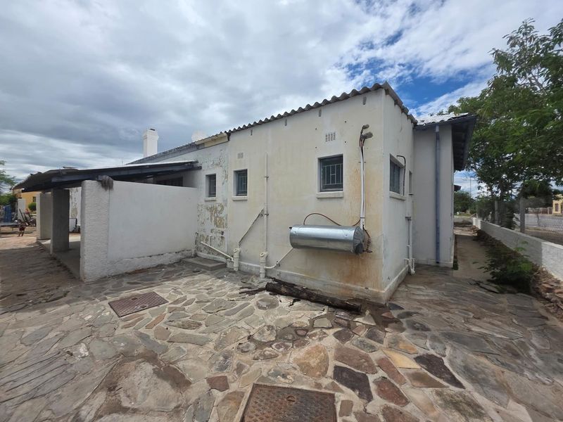 Large German style Four-bedroom house for sale in Usakos. - Photo 2