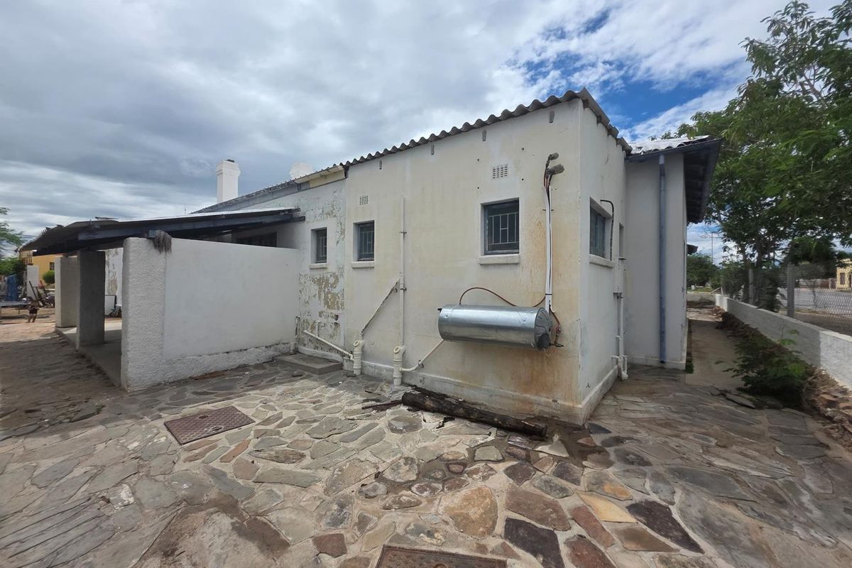 Large German style Four-bedroom house for sale in Usakos. - Photo 2