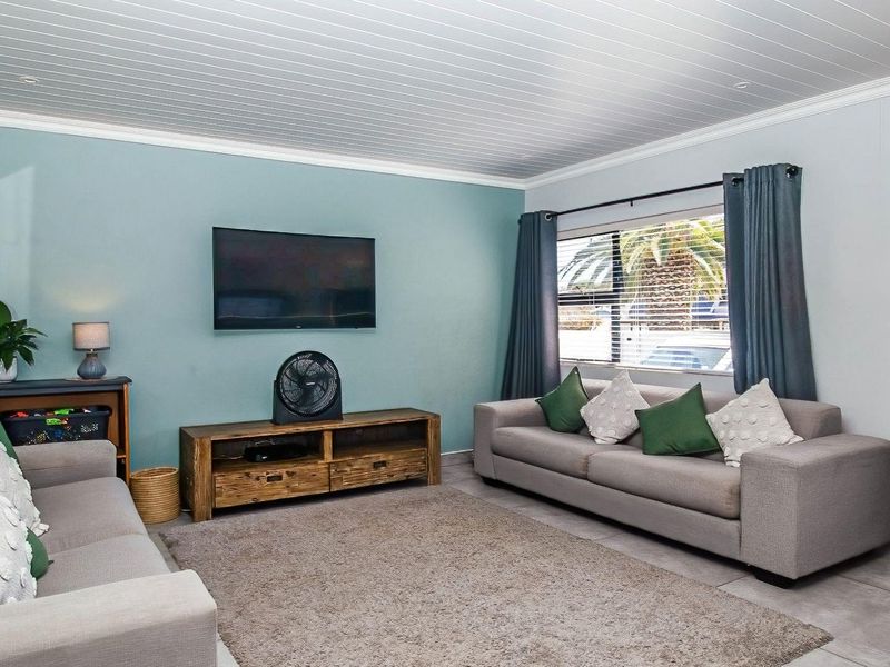 Stylish coastal retreat minutes from the shore - Photo 7