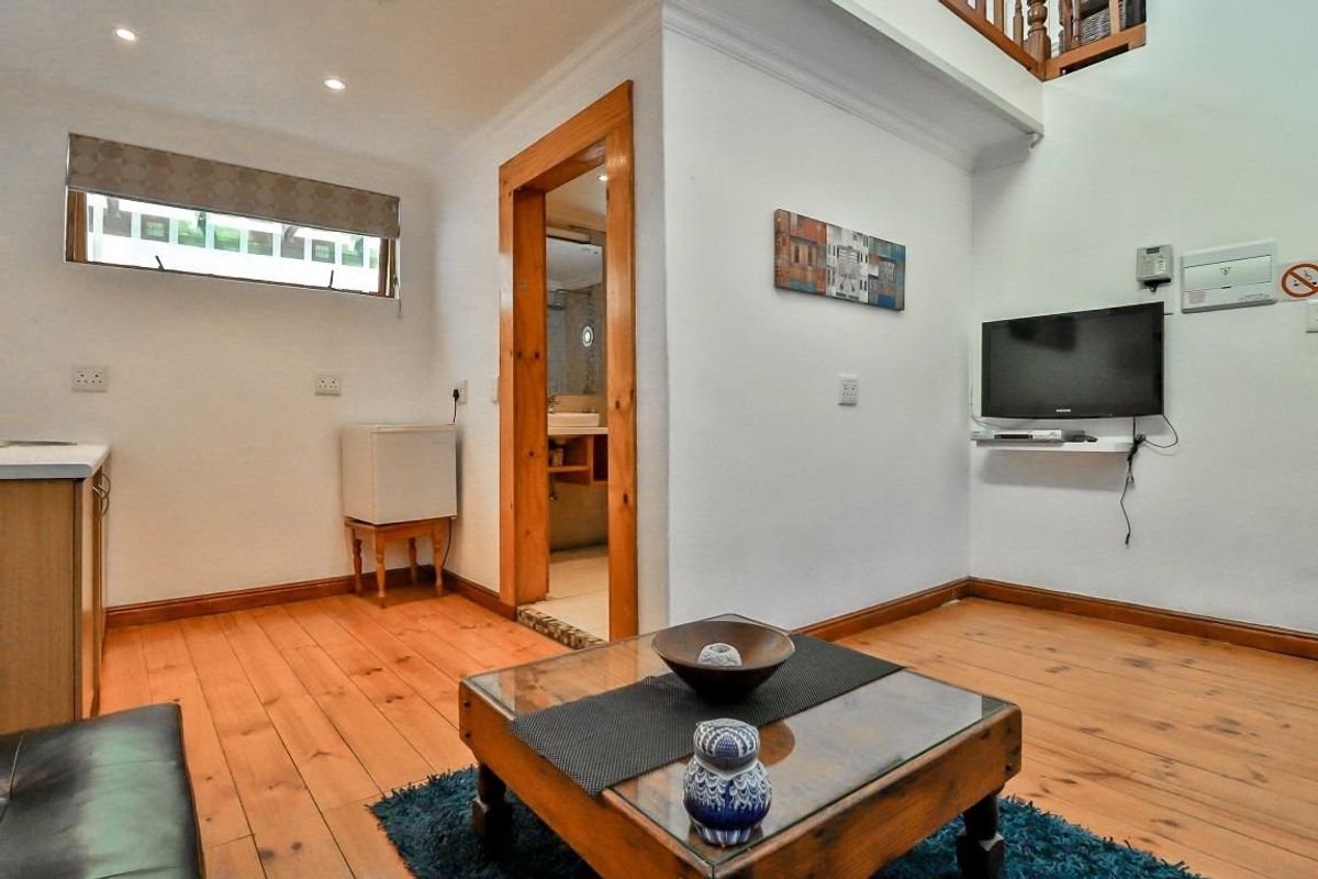 Chic Loft Apartment in the Heart of Woodstock - Photo 4