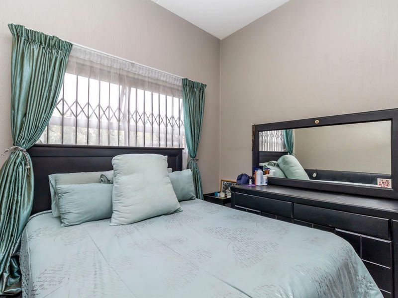 Three-bedroom ground floor apartment in barbeque downs - Photo 8