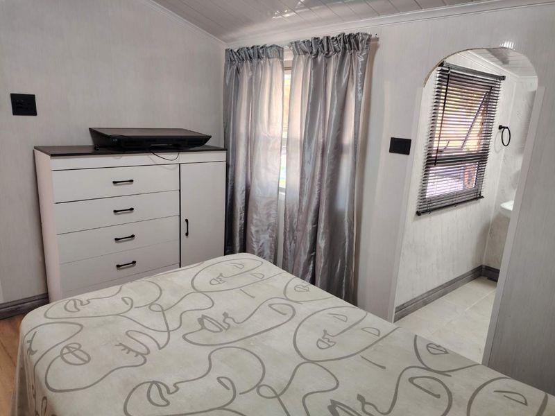 One bedroom garden cottage in Chrismar to rent - Photo 4