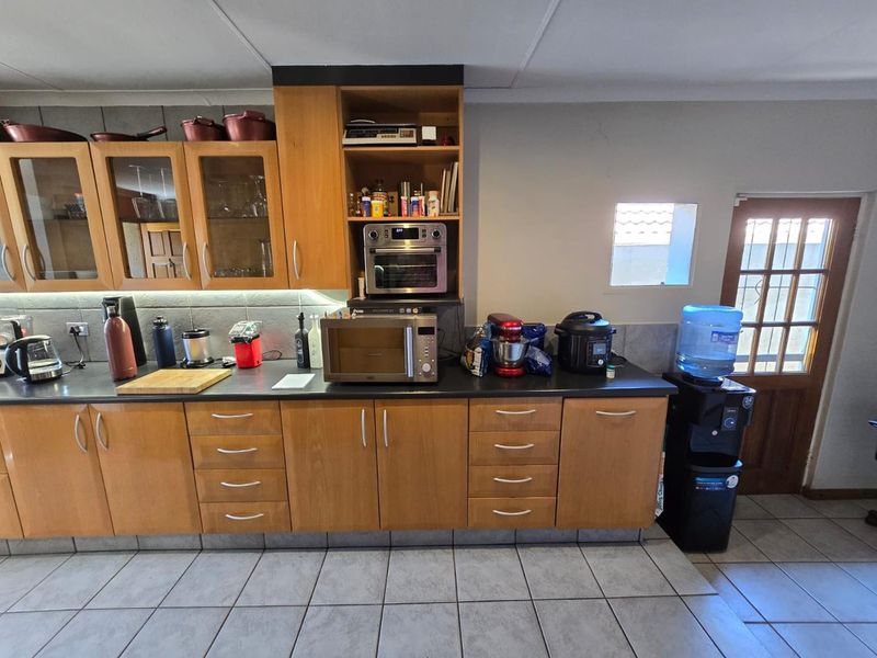 3 Bedroom freestanding secure Townhouse in Van Riebeeck Park - Photo 9