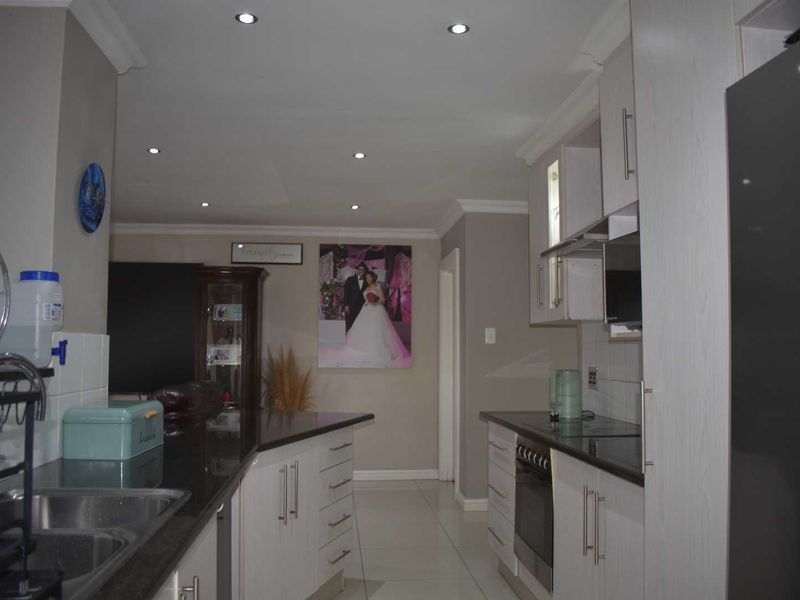 Exquisite upmarket Townhouse! - Photo 8