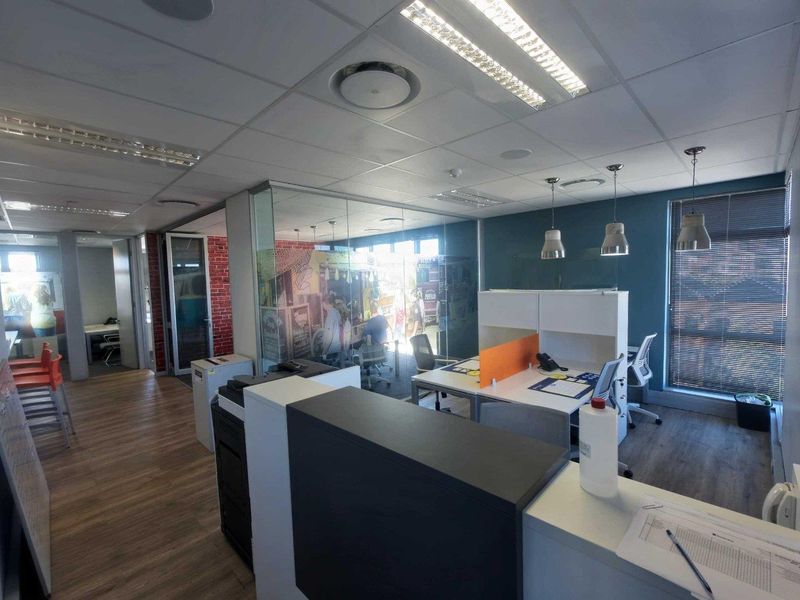 Turnkey 137m2 Plug-and-Play Office | Grosvenor Square, Century City - Photo 4